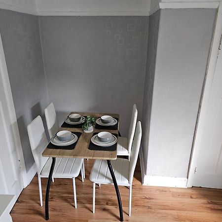 Bright 4-Bed House 15 Min To Manchester Centre Villa Buitenkant foto