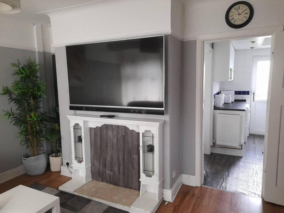 Bright 4-Bed House 15 Min To Manchester Centre Villa Buitenkant foto