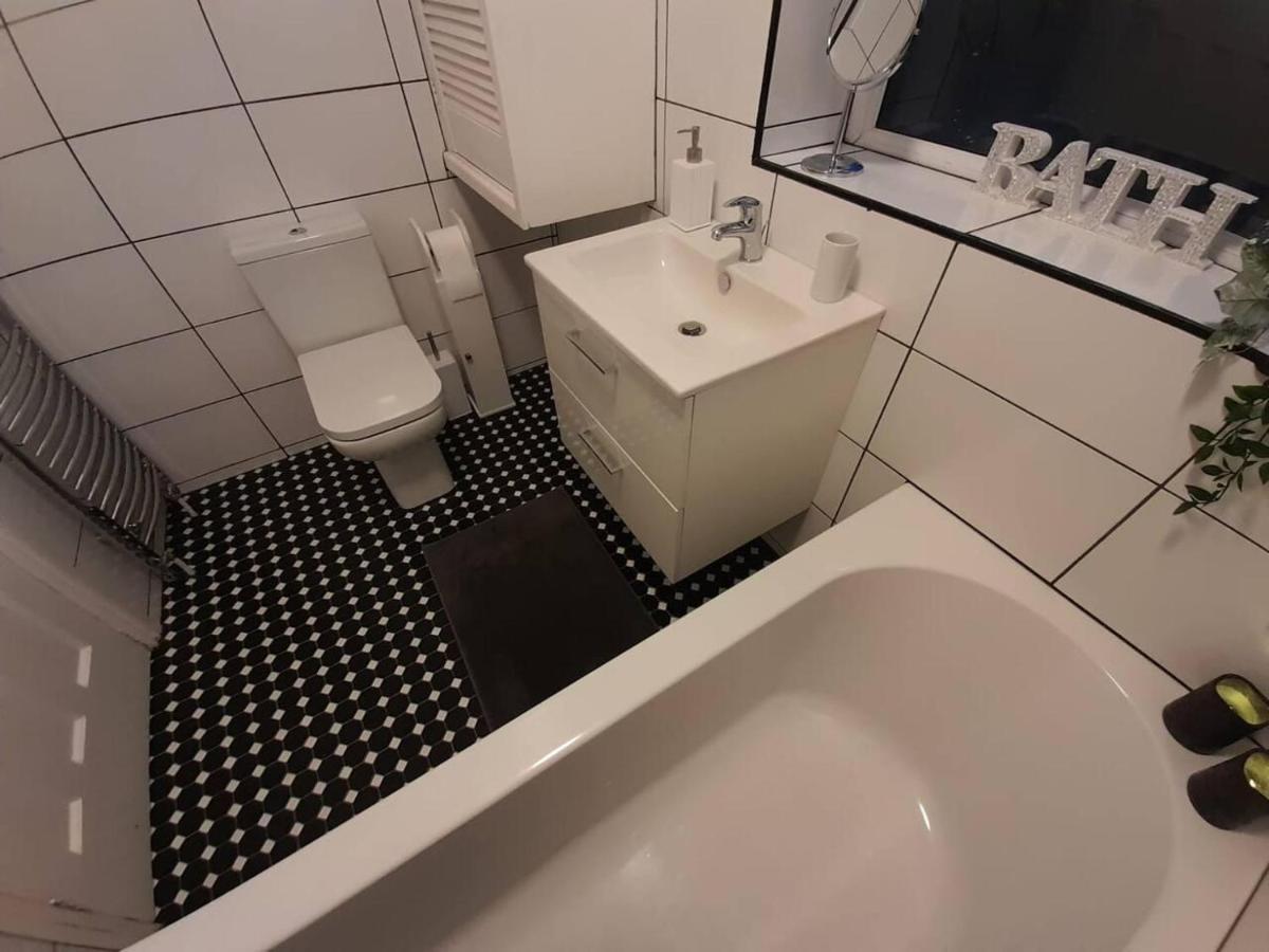 Bright 4-Bed House 15 Min To Manchester Centre Villa Buitenkant foto