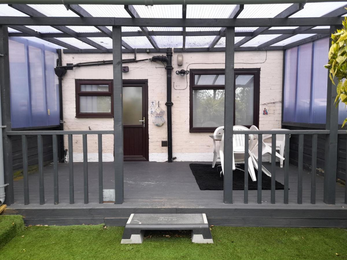Bright 4-Bed House 15 Min To Manchester Centre Villa Buitenkant foto
