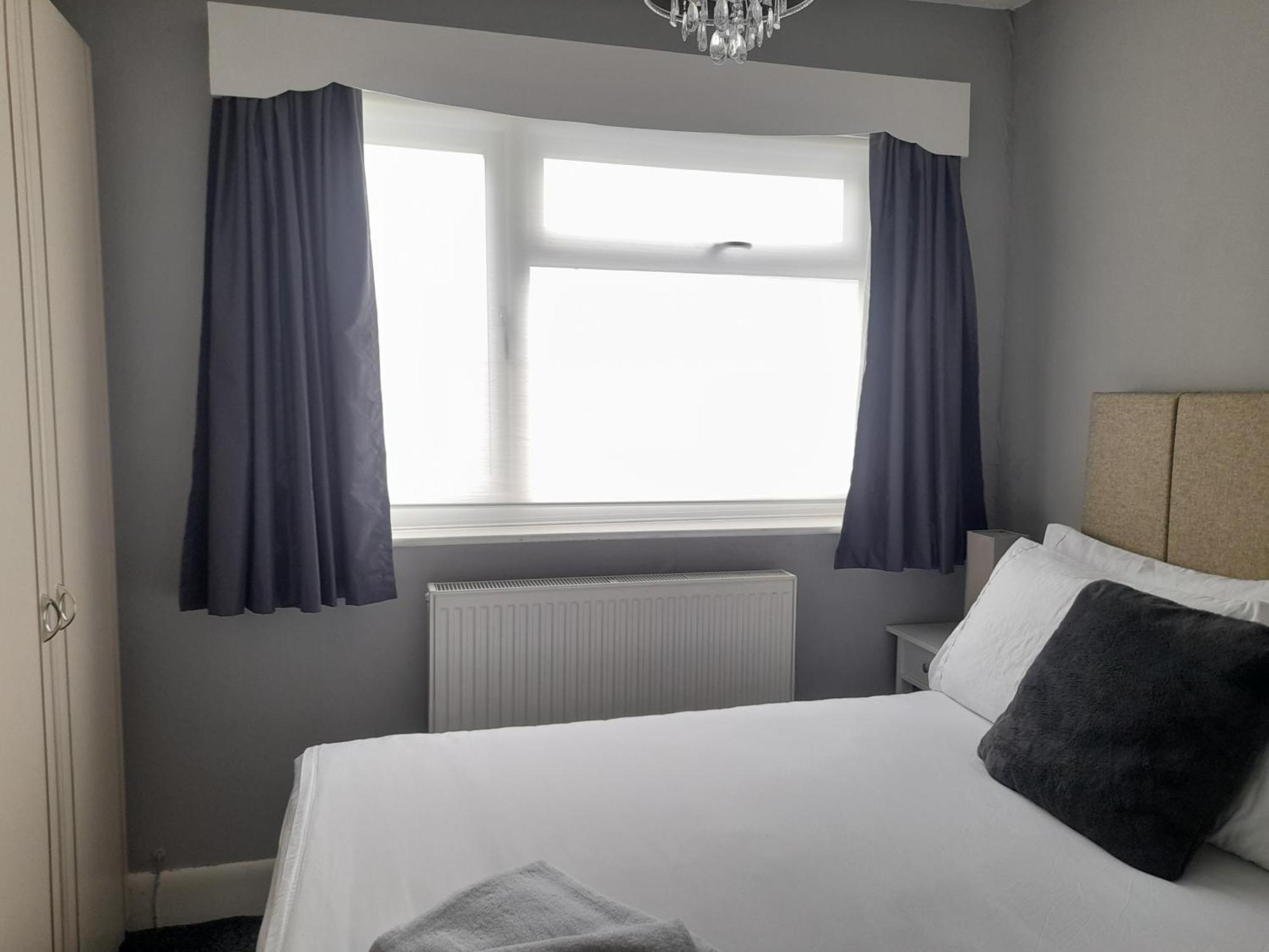 Bright 4-Bed House 15 Min To Manchester Centre Villa Buitenkant foto