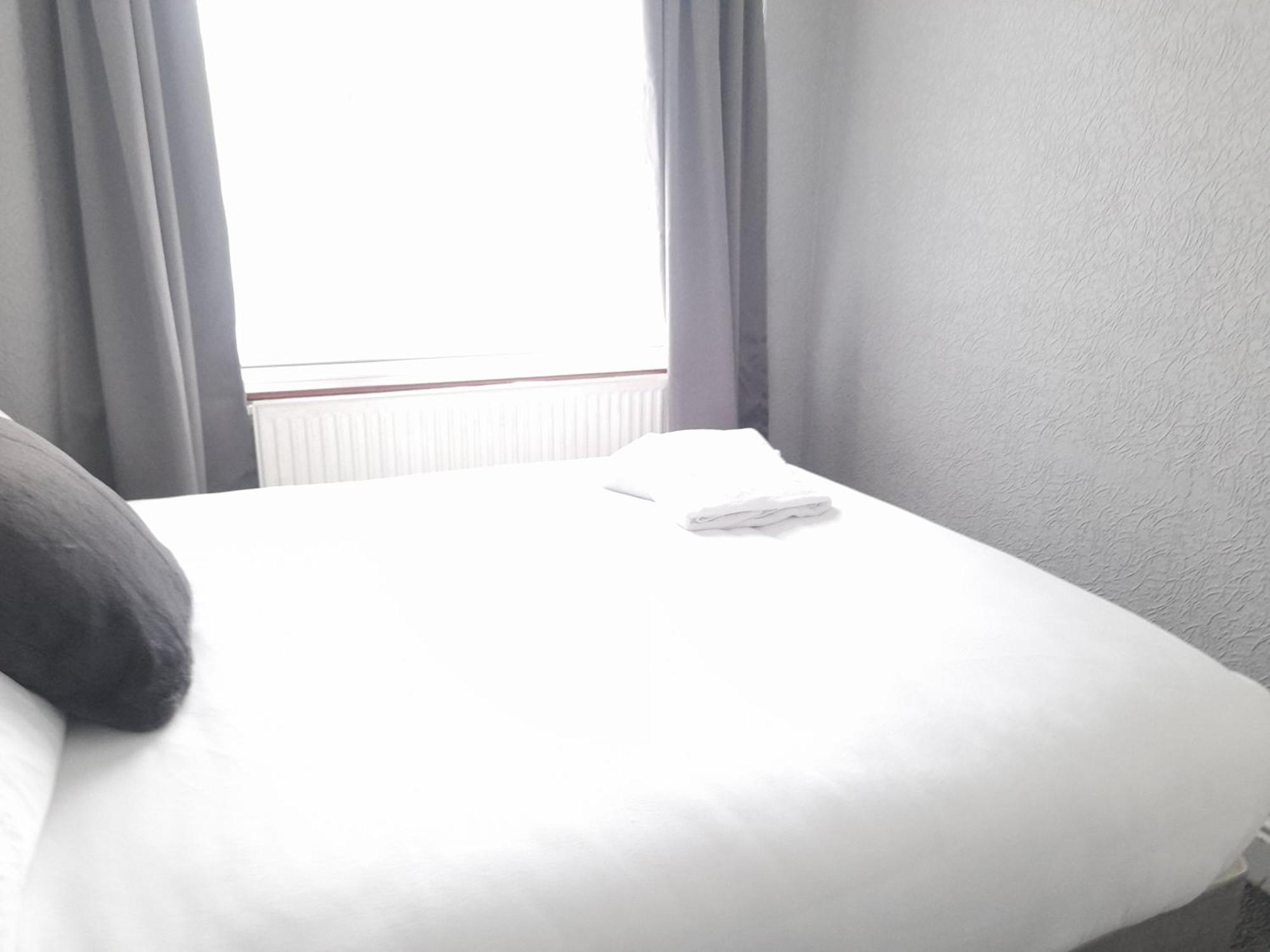 Bright 4-Bed House 15 Min To Manchester Centre Villa Buitenkant foto