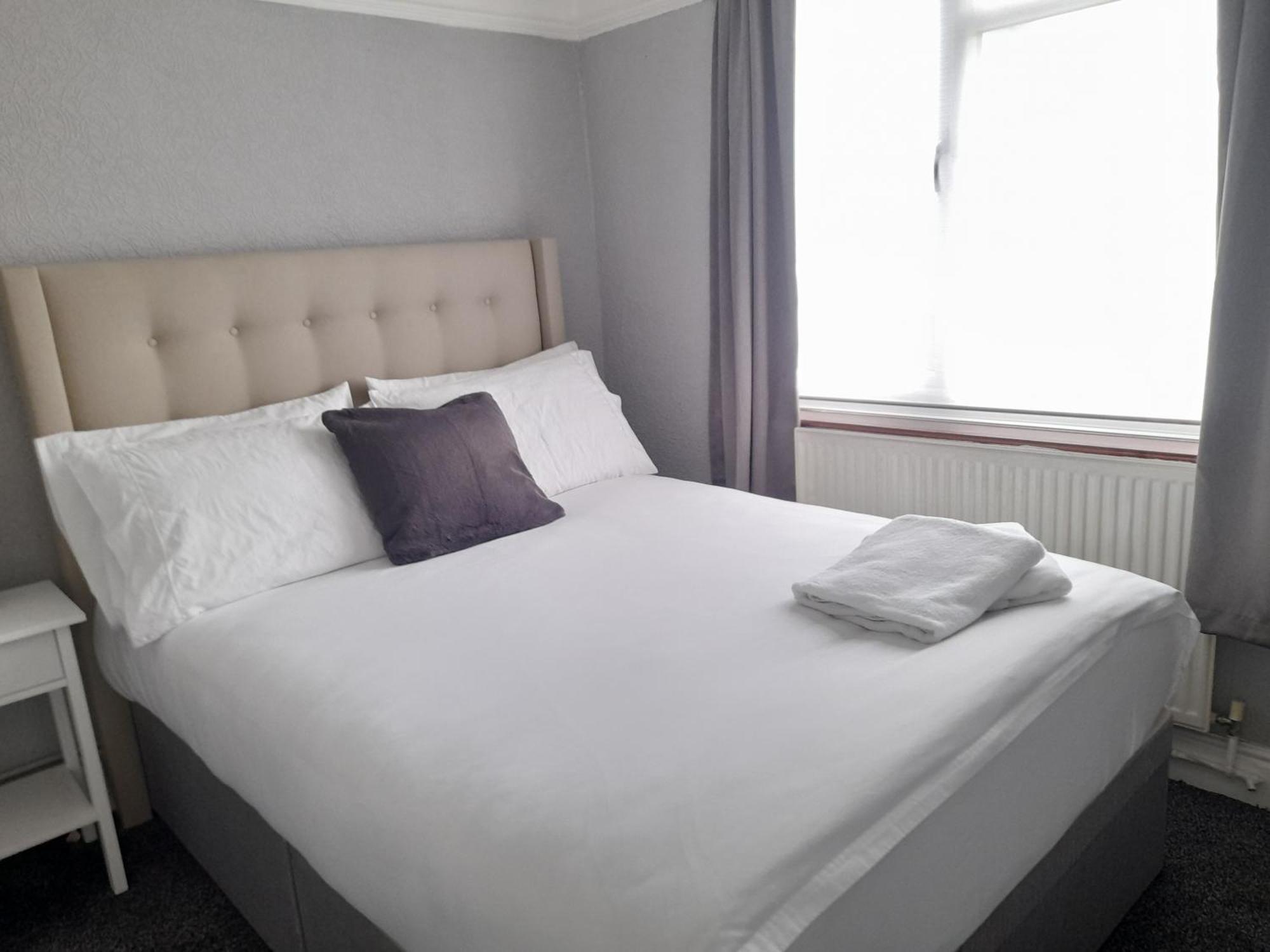 Bright 4-Bed House 15 Min To Manchester Centre Villa Buitenkant foto
