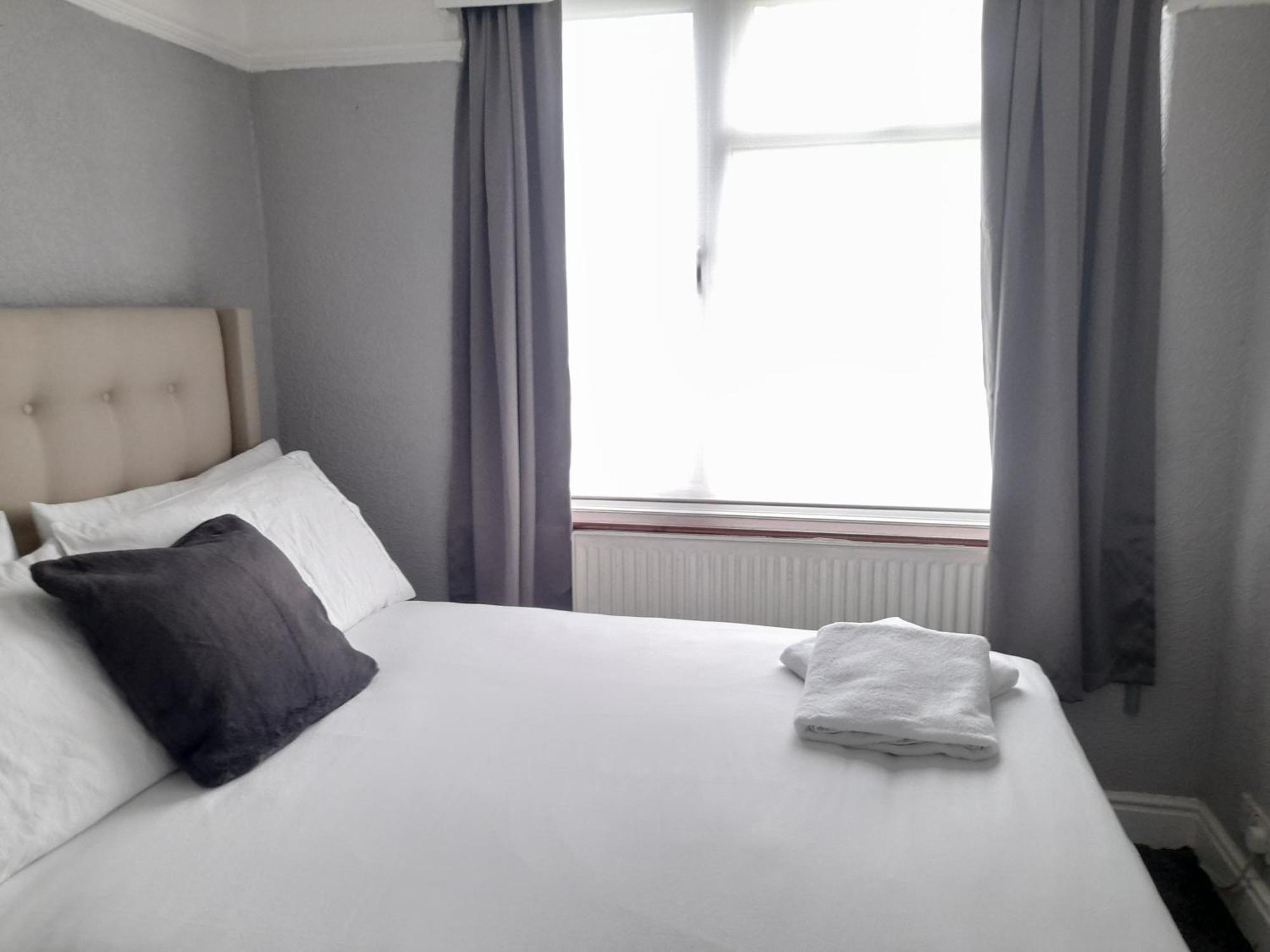 Bright 4-Bed House 15 Min To Manchester Centre Villa Buitenkant foto