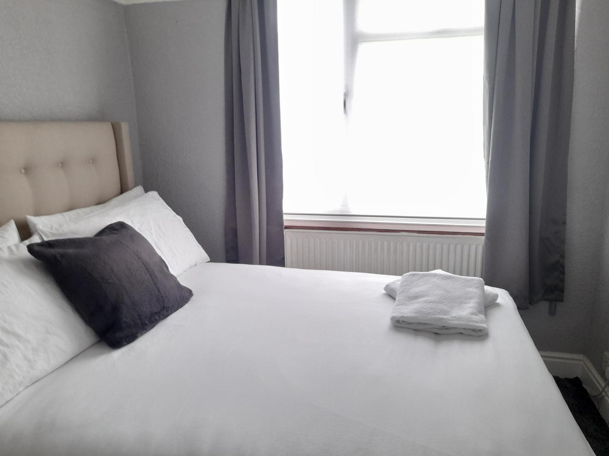 Bright 4-Bed House 15 Min To Manchester Centre Villa Buitenkant foto