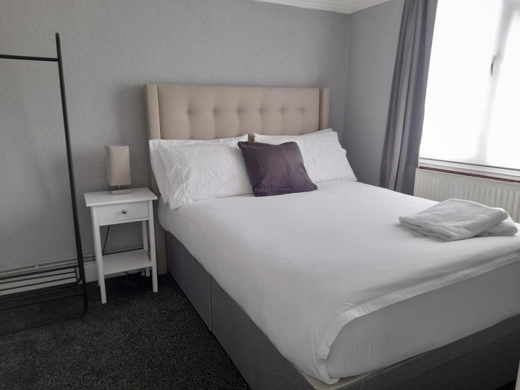 Bright 4-Bed House 15 Min To Manchester Centre Villa Buitenkant foto
