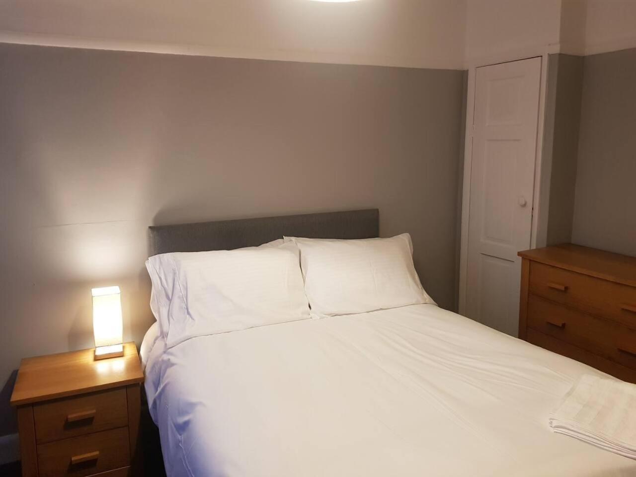 Bright 4-Bed House 15 Min To Manchester Centre Villa Buitenkant foto