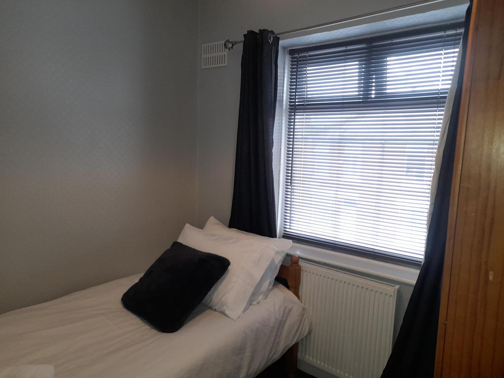 Bright 4-Bed House 15 Min To Manchester Centre Villa Buitenkant foto