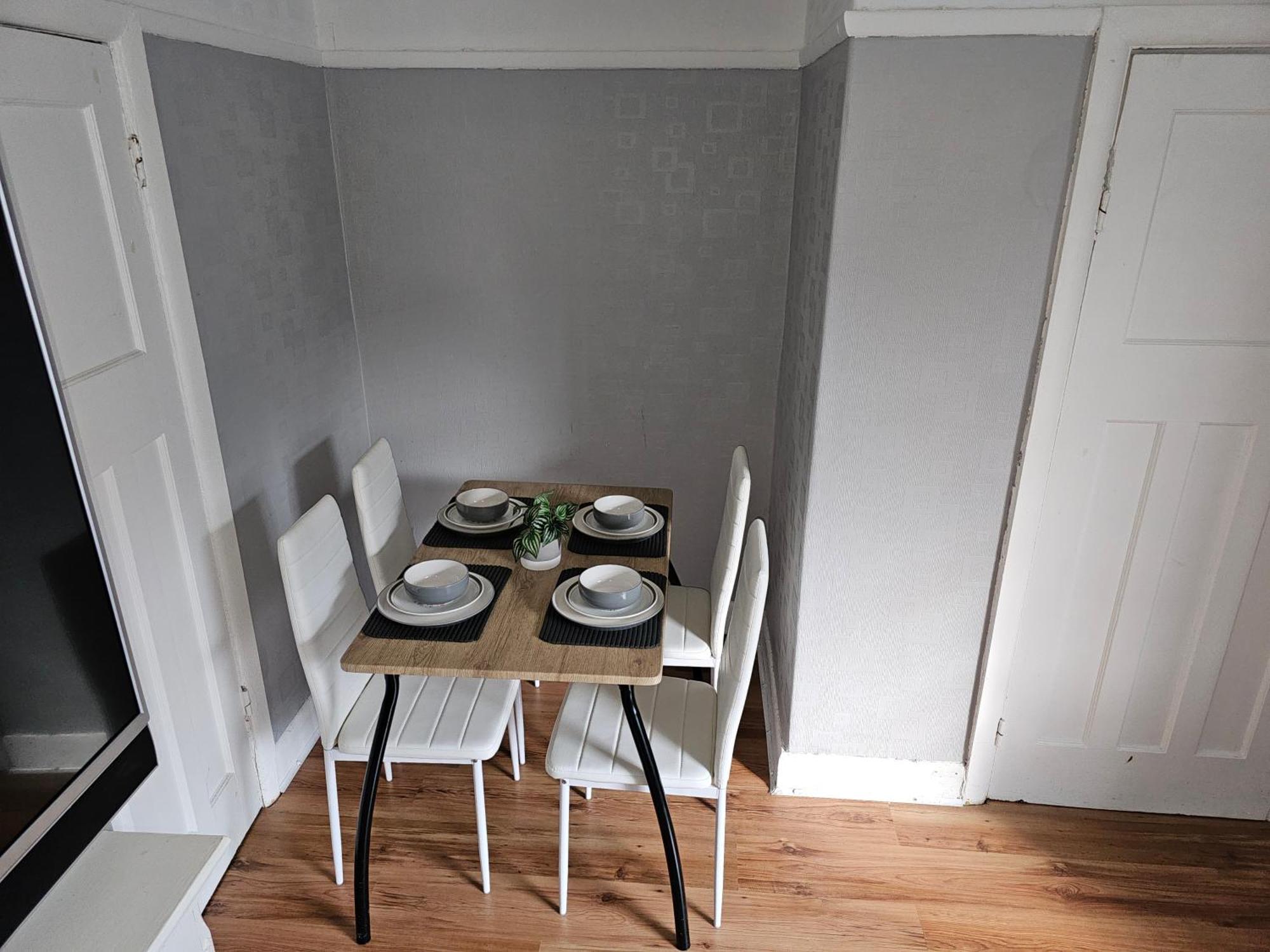 Bright 4-Bed House 15 Min To Manchester Centre Villa Buitenkant foto