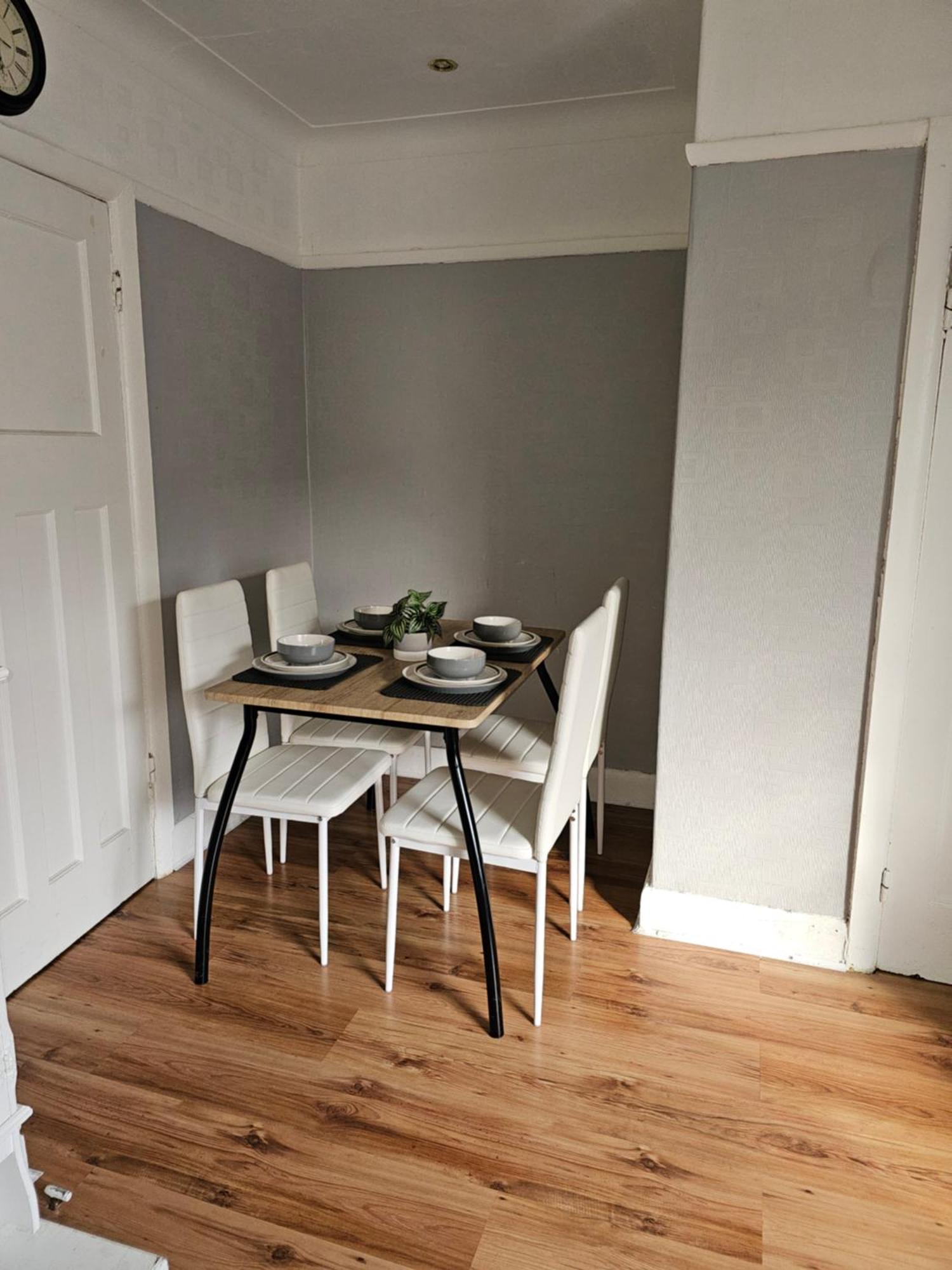 Bright 4-Bed House 15 Min To Manchester Centre Villa Buitenkant foto
